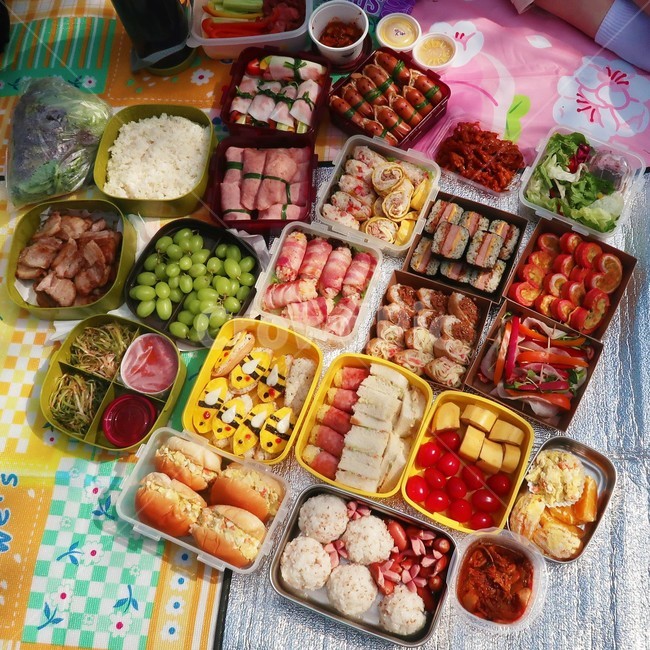 도시락,캐릭터도시락,피크닉,소풍,샌드위치,주먹밥,유부초밥,과일,삼겹살,무스비,소세지,소풍도시락,sausage,요리,귀여운,cute,food,음식,meal