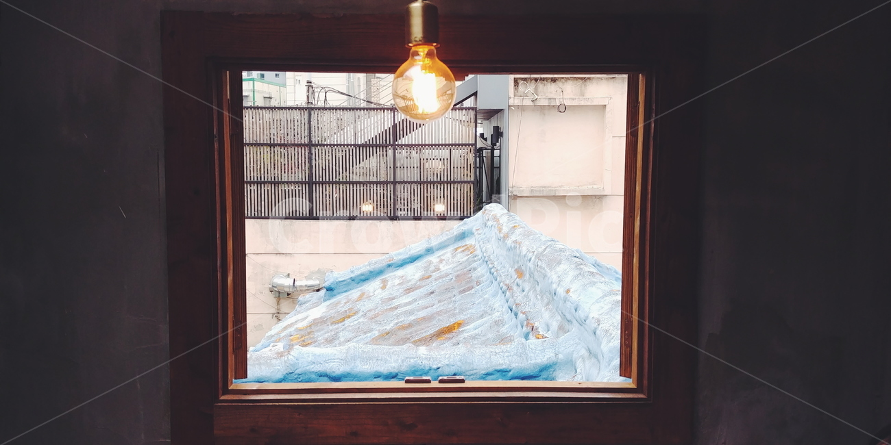 창,창문,전구,기와,시골,프레임,frame,window,울타리,회색,하늘색,지붕,건물,빛,light