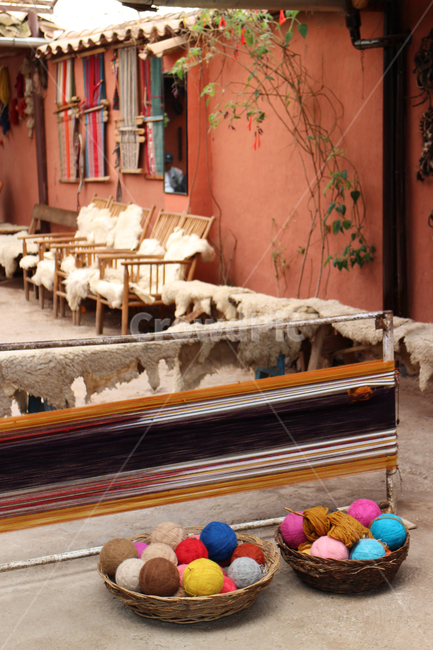 agriculture,artisan,attraction,bleach,chinchero,color,colorful,culture,cusco,dye,editorial,fertile,fur,handicrafts,historic,inca,market,material,mercado,peru,produce,southamerica,thread,town,traditional,urubamba,village,weavers,weaving,쿠스코,페루,남미,친체로,염색,나염,재료,소재,털실,실,양털,브라운,갈색,전통,컬러,컬러풀,화려한,재래식,마켓,시장
