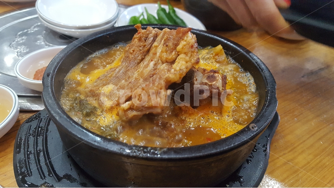 국밥,뚝배기,한국음식,요리,음식,해장국,겨울음식,겨울,고기,뜨근,뜨거운음식,감성,음식,식재료,요리,food,cook,meal,dishes,food reserves,한식,한국음식,한국요리,korean food,korean dishes,korean meal,korean cook