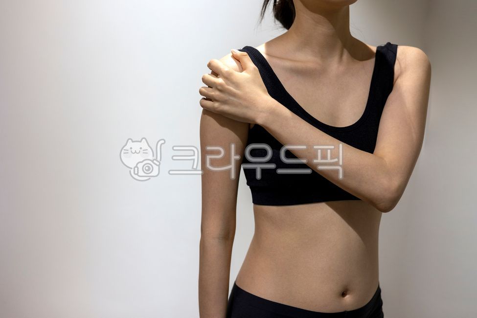 어깨,어깨통증,어깨부상,여자몸,날씬한여성,건강한몸매,건강한체형,앞모습,탄탄한,슬림핏,몸,몸매,체형교정,여성,스포츠,스포츠웨어,척추,골반,체형,슬림바디,핏,피트니스,팔,허리,엉덩이,목,손,요가,필라테스,뻗기,스트레칭,다이어트,근육,자세,운동,고통,건강한,바디케어,실내,굽은어깨,굽은등,구부정한,라운드숄더,마사지,나쁜자세,여자,운동복,브라,속옷