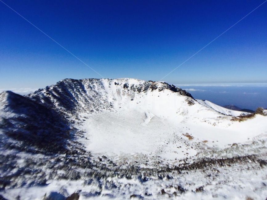 한라산,태양,햇빛,하늘,구름,sky,백록담,outdoors,mountain,산,자연,nature,겨울,계절,winter,season,자연,풍경,nature,landscape,한국자연풍경,한국자연경관,korea nature landscape,옥외