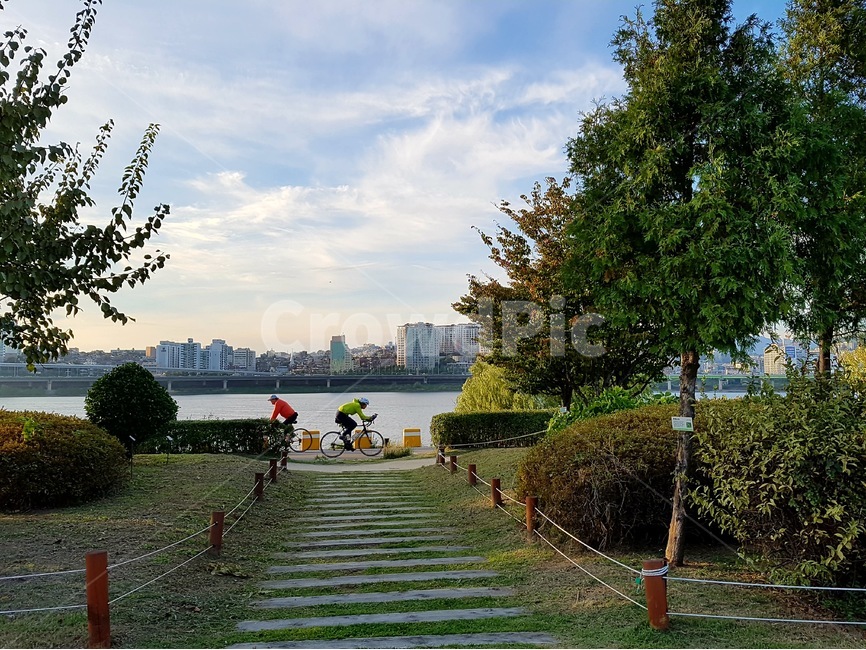 자전거,토요일,한강,자연,한강공원,휴일,즐거움,레저,스포츠,도시,풍경,city,landscape,한국도시풍경,한국도시경관,korea cityscape,사람들,대중,군중,other people,crowd,스포츠,레저,운동,sports,leisure,exercise,건강,헬스웨어,헬스케어,healthware,health care,water,물,outdoors,옥외