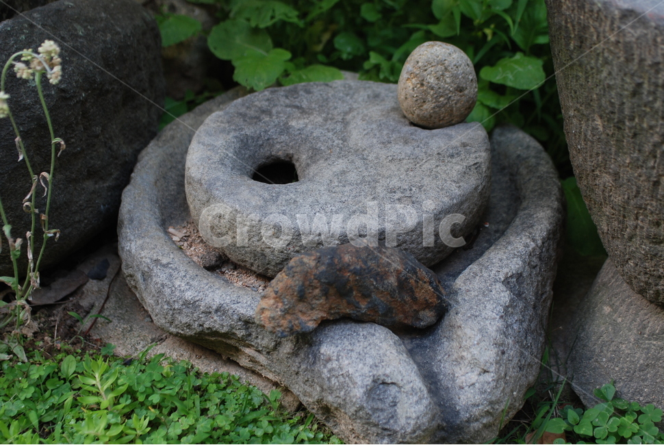 Korean traditional tools,stone craft,Korean tradition,stone decoration,millstone