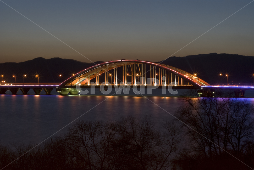 소양2교,춘천,노을,조명,소양강,야경,밤,풍경,nightscape,night,landscape,건축물,건물외관,exterior,building,structure,architecture,construction,건물,bridge,다리