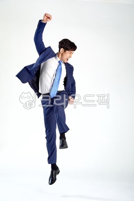 성공,화이팅,한국인,정장,양복,도전,점프,시작,출발,스타트,비지니스,비지니스맨,직장인,회사원,기업인,기업,남자,남성,실업자,초년생,취업,취직,꿈,진출,야망,열정,동양인,청년,전신,넥타이,1명,한명,영업인,누끼,하얀색,스튜디오촬영,목표,환한미소,즐거움,20대,달리기,글로벌,업적,날다,뛰다,파란색넥타이,실업탈출,30대,도약,사람,success,fighting,korean,suit,challenge,jump,start,business,officeworker,businessman,man,unemployed,job,dream,entry,ambition,passion,asian,youth,fullbody,tie,one,salesman,white,studiosmiley,20,사람,인물,인간,human,person,남성,남자,man,male,비즈니스,사업,business,service,work