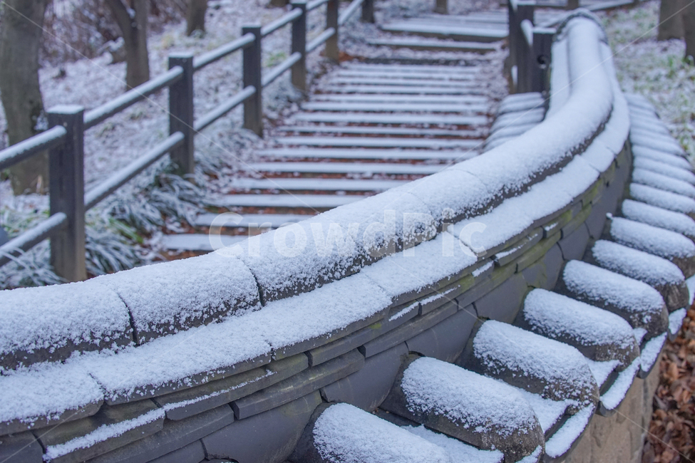 겨울,첫눈,눈,한옥,담장,한식,담,기와,감성,계절,자연,겨울,계절,winter,season,한국전통,한국문화,korean traditional,korean culture,건축물,건물외관,exterior,building,structure,architecture,construction