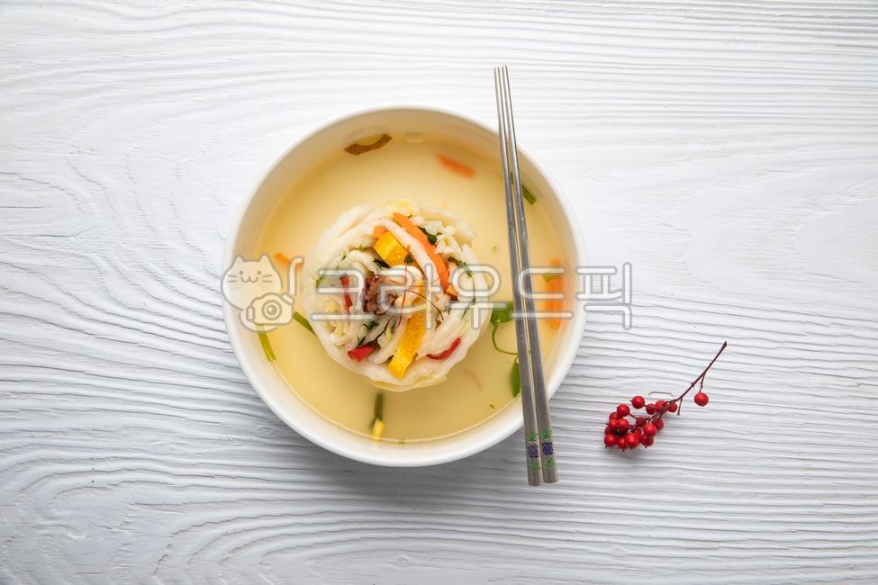 김치,김장,백김치,물김치,배추,음식,요리,반찬,그릇,접시,젓가락,고명,대추,채소,kimchi,makingkimchi,whitekimchi,waterkimchi,cabbag,napacabbage,foood,sidedish,vegetable,cooking,garnish,chopsticks,은수저,silverspoon,배추김치,cabbagekimchi,가을,fall