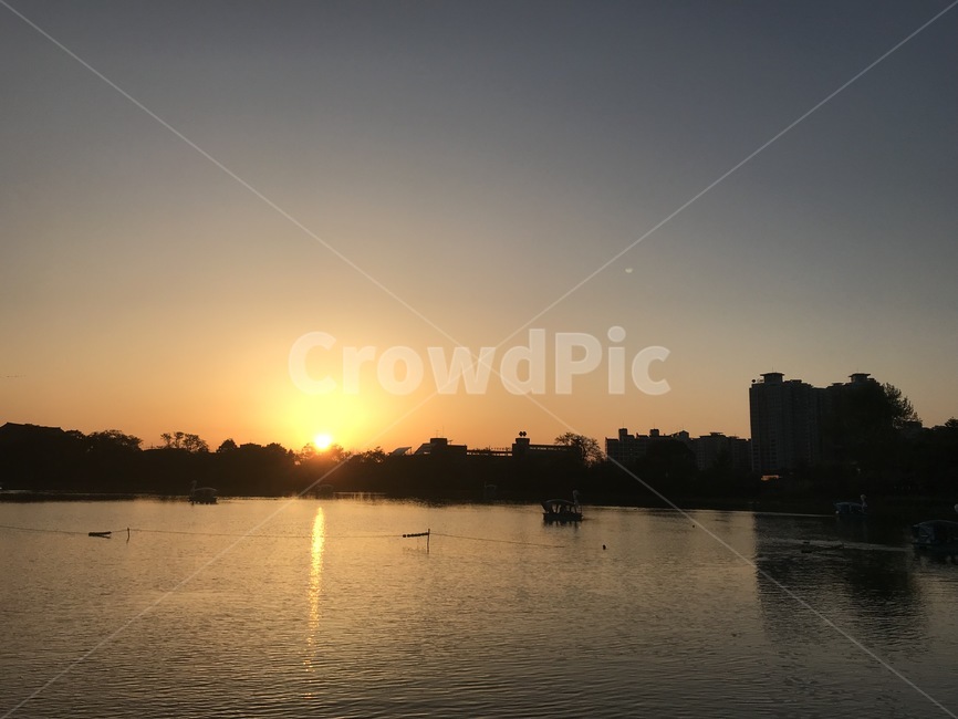 노을,석양,해,강,호수,그림자,역광,자연,풍경,nature,landscape,outdoors,옥외,dusk,황혼,sunset,일몰,dawn,새벽,sky,하늘,red sky,붉은 하늘,sunlight,햇빛