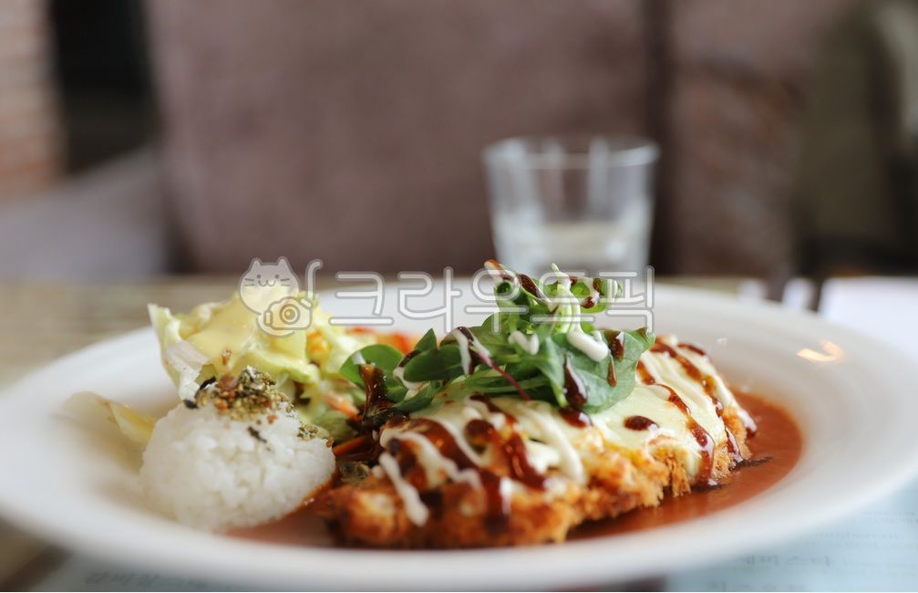 돈까스,돈까스소스,치즈돈까스,밥,새싹,food,음식,meal,식사,dish,요리,육류,돼지고기,고기,외식,두툼한,맛있는,음식,식재료,요리,food,cook,meal,dishes,food reserves