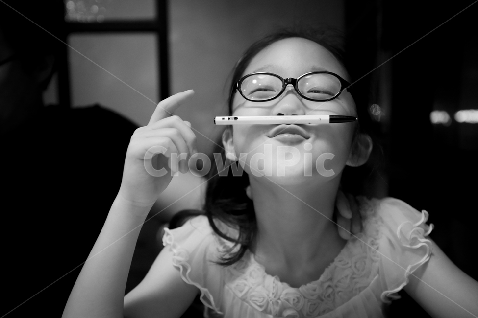 볼펜,추억,동심,여자아이,장난,사람,인물,인간,human,person,얼굴표정,facial expression,face,어린이,어린아이,child,children,kid,감정표현,기분,feeling,emotion,흑백,모노톤,monochrome,black and white