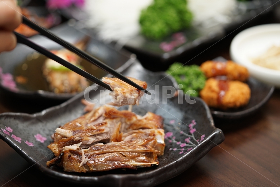 생선,생선구이,안주,안주거리,먹방,먹거리,술안주,소주안주,음식,식사,모임,젓가락,구이,술자리,식욕,일식,음식,식재료,요리,food,cook,meal,dishes,food reserves,수산물,해산물,fishery products,seafood