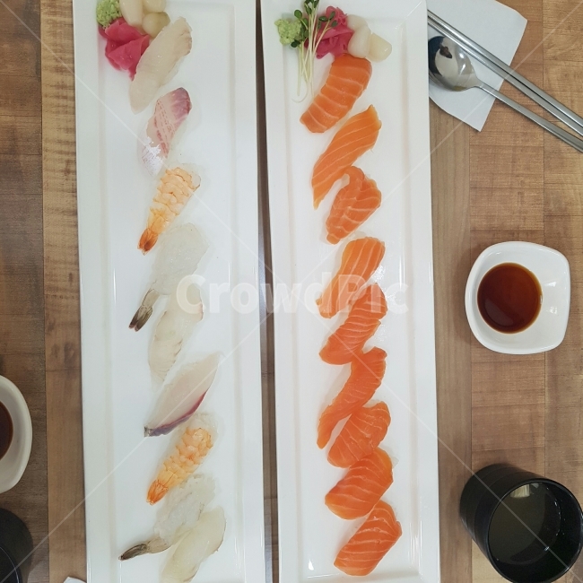 음식,연어,초밥,food,스시,음식점,낮,점심,식사,eat,생선,요리,taste,음식,식재료,요리,food,cook,meal,dishes,food reserves,수산물,해산물,fishery products,seafood,일식,일본음식,일본요리,Japanese food,Japanese dishes,Japanese meal,Japanese cook