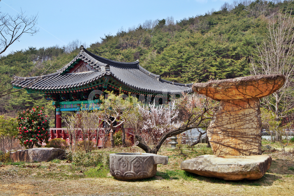 석물,대웅전,성전암,양산,사찰,통도사,말사,산사,암자,천성산,한국전통,한국문화,korean traditional,korean culture,종교,신앙,religion,belief,faith,건축물,건물외관,exterior,building,structure,architecture,construction