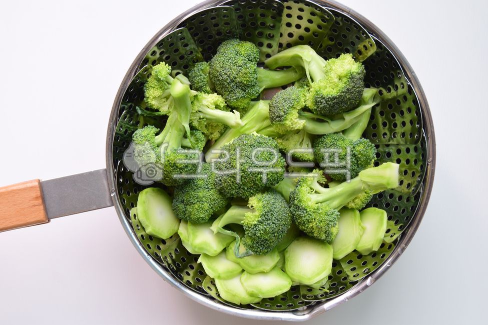 Fresh,cut,stainless steel,broccoli,white background,vegetable,pot,ingredients,diet,flashlight,cropped,green,steamer,health,Subdivision,vitamin,food,stainless,whitebackground,foodreserves,cutting,animated,fresh,brocoli