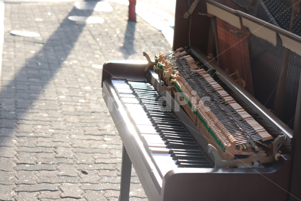 피아노,brokenpiano,망가진피아노,낡은피아노,piano,music,classic,클래식,감성,악기,예쁜피아노,오래된피아노,부서진피아노,부숴진피아노,oldpiano,나무피아노,빈티지사진,빈티지느낌,빈티지감성,vintage,악기,음향기기,musical instrument,musical equipment