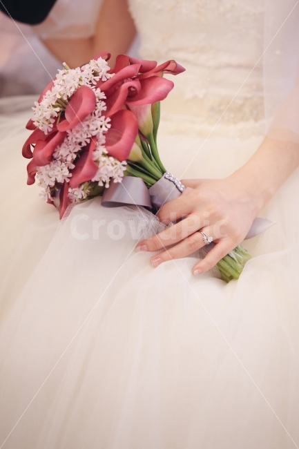 	결혼,부케,웨딩드레스,결혼반지,꽃,드레스,화이트드레스,결혼식,wedding,dress,반지,생화부케,식물,자연,plants,nature,꽃,flower,기념일,축하,anniversary,congratulation,celebrate,celebration,사람,인물,인간,human,person,여성,여자,woman,female,lady,결혼,혼례,웨딩,wedding,marriage,marry,연출,컨셉,콘셉,direction,concept