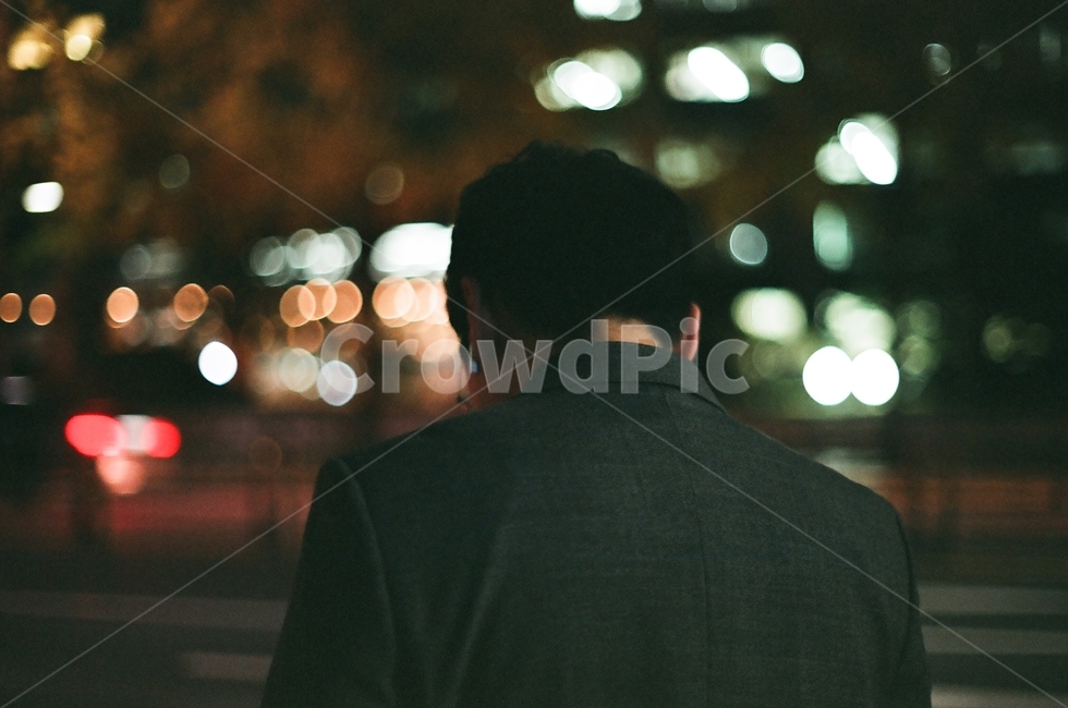 남자,뒷모습,직장인,실루엣,보케,밤,도시,야경,밤,풍경,nightscape,night,landscape,사람,인물,인간,human,person,남성,남자,man,male,감성,sensible,feeling,고독함,외로움,쓸쓸함,우울함,슬픔,lonely,solitary,비즈니스,사업,business,service,work,asphalt,아스팔트
