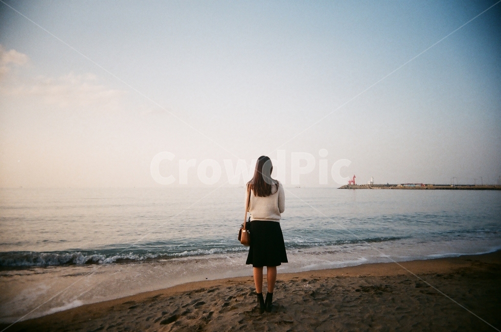 이호테우해변,제주도,이호테우,바닷가,바다,해변,가을바다,겨울바다,여자뒷모습,여성,등대,필름사진,감성사진,해질녘,제주여행,해변,바다,beach,sea,제주도,jeju,jeju island,사람,인물,인간,human,person,여성,여자,woman,female,lady,여행,휴가,traveling,vacation,trip,감성,sensible,feeling,clothing,의류,shorts,반바지,apparel,의복