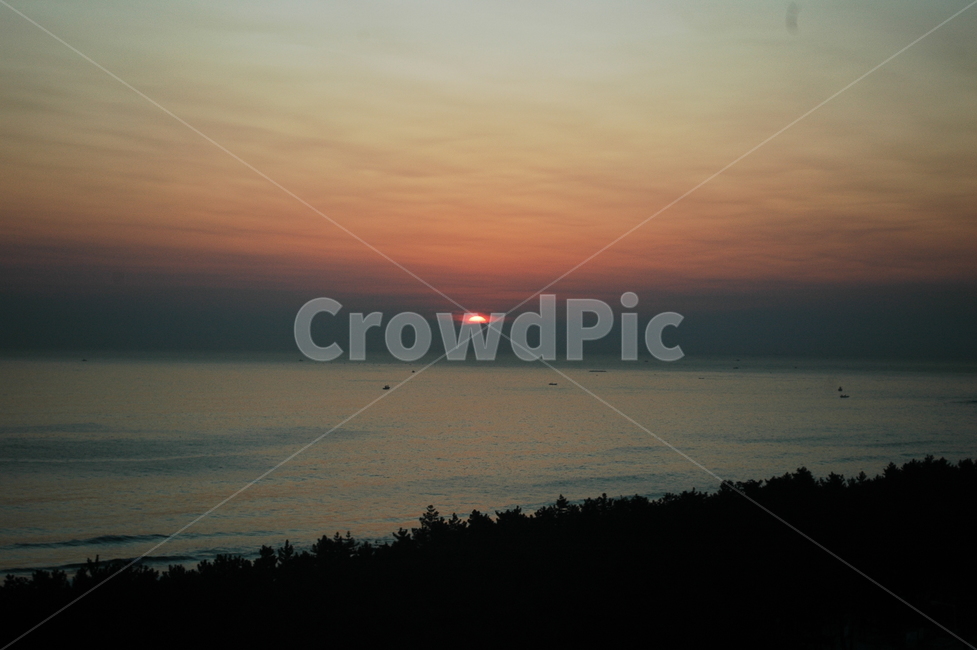 바다,일출,해돋이,겨울바다,새벽,속초,속초해변,속초해수욕장,속초바다,해변,해수욕장,파도,동해,동해바다,아침,하늘,수평선,자연,풍경,nature,landscape,한국자연풍경,한국자연경관,korea nature landscape,outdoors,옥외,red sky,붉은 하늘,dawn,dusk,황혼,sunset,일몰,sky