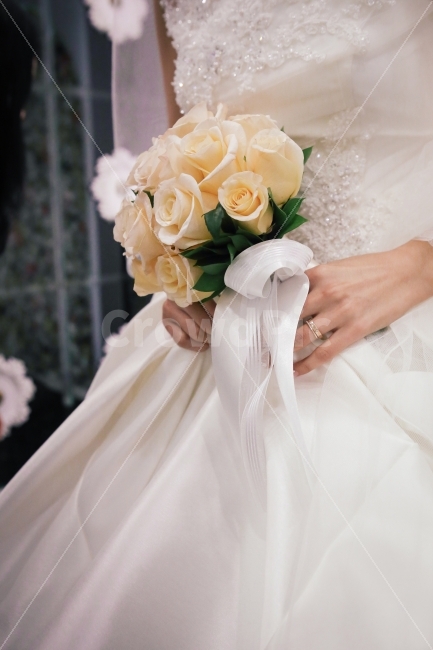 결혼,웨딩,부케,장미,하얀장미,생화,생화부케,화이트,드레스,wedding,bouquet,dress,결혼식,반지,기념일,축하,anniversary,congratulation,celebrate,celebration,사람,인물,인간,human,person,결혼,혼례,웨딩,wedding,marriage,marry,연출,컨셉,콘셉,direction,concept