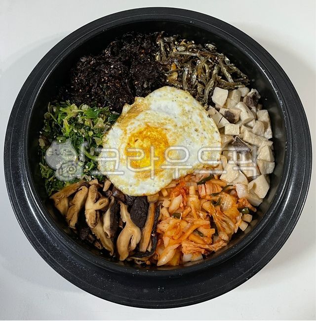 fried egg,spinach,egg,bibimbap,bibim,Cauldron bibimbap,cabbage kimchi,Korean food,ingredients,tradition,mushroom,koreanfood,kimchi,shiitake mushroom,Korean cuisine,cook,seaweed,king oyster mushroom,seasoned seaweed,rice,fry,food,stone pot bibimbap,meal,st