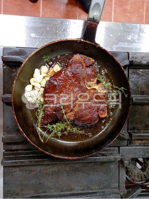 Beef pan frying,steak,Tbone,Tbone steak,Tbonesteak,beef,Pan fried steak