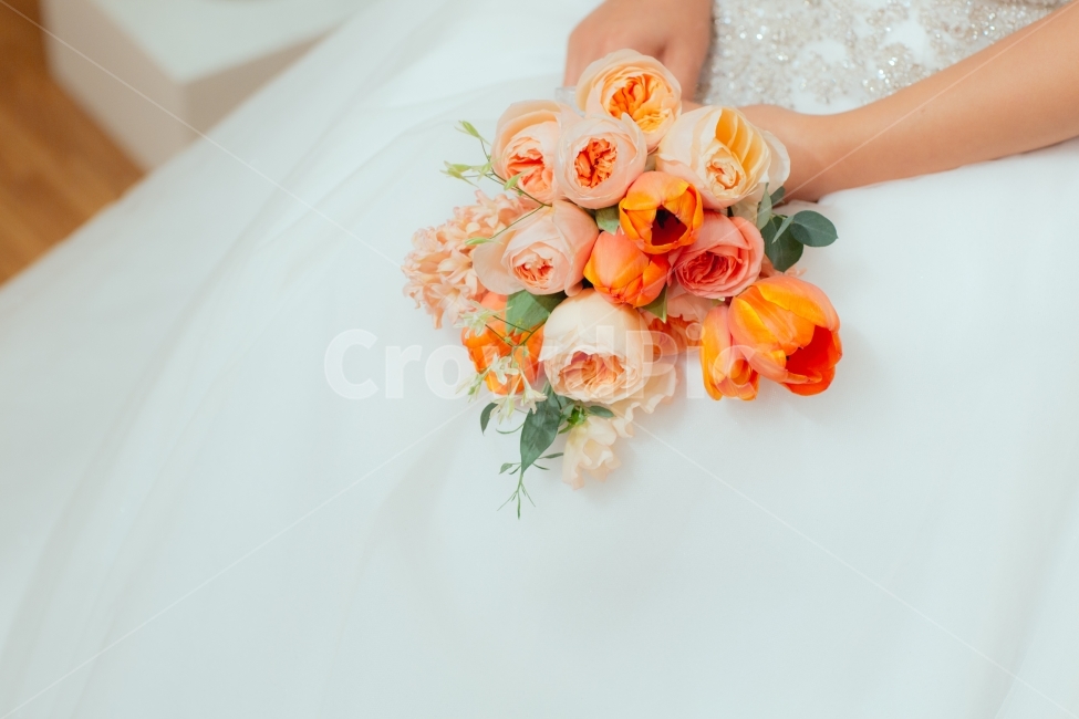 결혼,꽃,예식,드레스,혼인,꽃,flower,사람,인물,인간,human,person,신체일부,몸,body,여성,여자,woman,female,lady,결혼,혼례,웨딩,wedding,marriage,marry,기념일,축하,anniversary,congratulation,celebrate,celebration,감성,sensible,feeling,색깔,색상,색채,색감,color sense,color sensitivity,feeling of color