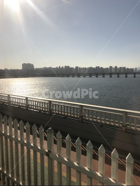 지하철,한강,다리위,겨울,햇빛,도시,풍경,city,landscape,railing,난간,banister,handrail,building,건물,bridge,다리
