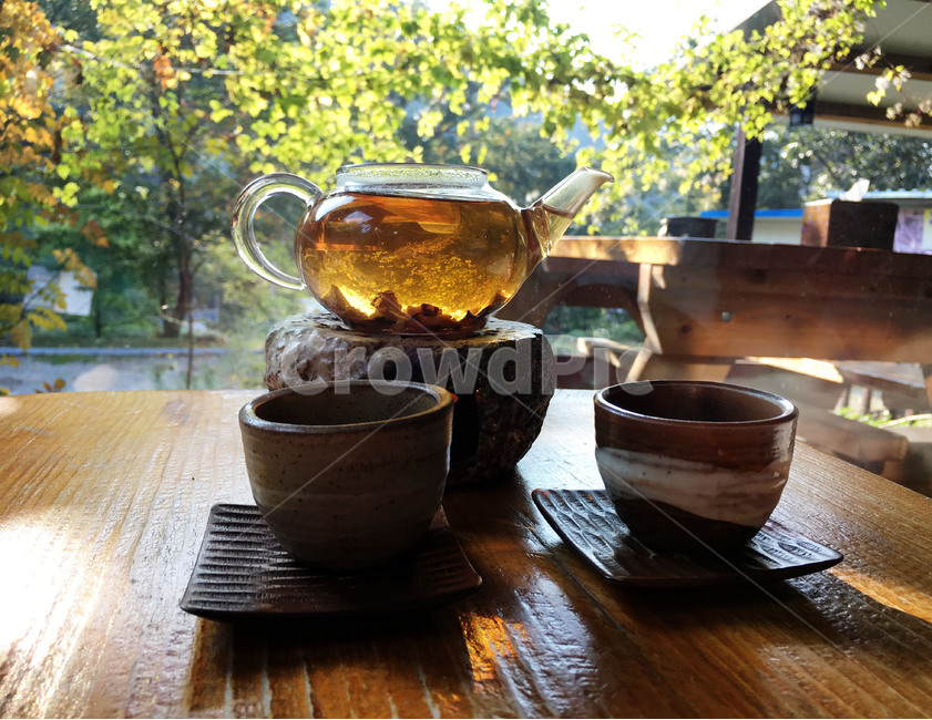 차,휴식,티타임,여유,찻잔,힐링,도자기,카페,테이블,햇빛,한국전통,한국문화,korean traditional,korean culture,음료수,drink,beverage