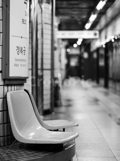 지하철역,지하철,의자,subway,chair,교통,교통수단,traffic,transportation,흑백,모노톤,monochrome,black and white