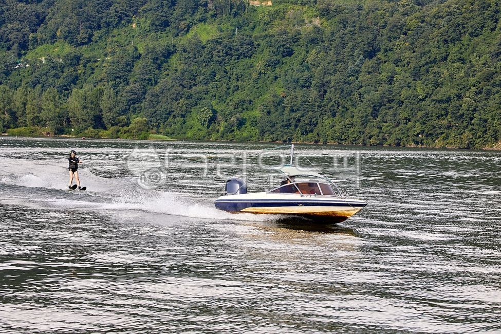 수상스키,수상스포츠,라이프스타일,수상레저,레저활동,스포츠,레포츠,강,한강,북한강,여름스포츠,운동,아웃도어,휴양,휴가,행복,즐거움,파도타기,보트,풍경,한국,운동경기,모터보트,물보라,액션,실외,실외운동,레크리에이션,탑앵글,항공촬영,드론촬영,가평군,물살,waterskiing,watersports,lifestyle,waterleisure,leisureactivities,leisure,hanriver,bukhangangriver,summerholiday,summersports,exercise,recreation,vacation,happiness,fun,surf,boat,people,landscape,korea,sports,motorboat,waterstorm,outdoor,여름휴가,watercraft,선박,person,사람,human,인간