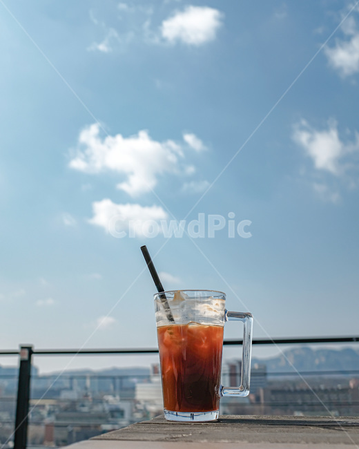 하늘,커피,아메리카노,청량,구름,옥상,루프탑,coffee,감성,감성사진,여름,맑은하늘,커피,카페,coffee,cafe