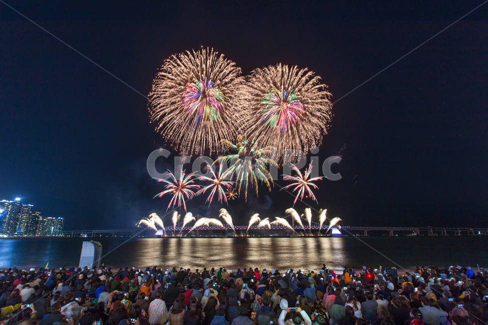 night view,popping,Gwangalli,crowd,night sea,crowds,fireworks,Busan background,sea,twinkling,Busan,scenery background,Busan Fireworks Festival,fireworks festival,event,Fireworks,spectacle,Busan night view,reflection,festival,night,Busan festival,water,out