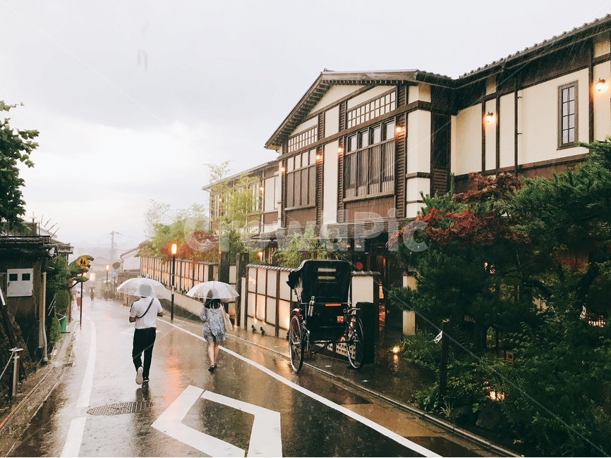 일본,교토,산넨자카,니넨자카,건물,풍경,japan,도시,풍경,city,landscape,해외,외국,세계,foreign,oversea,world,세계도시풍경,해외도시풍경,외국도시풍경,world cityscape,비,비오는날,rain,rainy,asphalt,아스팔트,pedestrian,보행자,road,도로