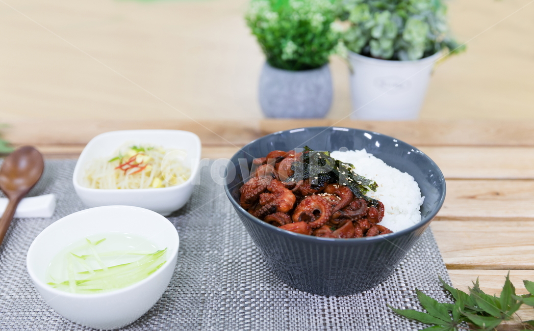 주꾸미,요리,다이어트,매운음식,식기류,건강식,조리법,그릇,테이블,식사,맛있다,먹다,별미,낙지,문어,맵다,짜다,준비,숟가락,식탁,붉다,해산물,바다요리,재료,배고프다,무침,볶음,식당,밥,볶다,젓가락,매콤하다,양념,음식,식재료,요리,food,cook,meal,dishes,food reserves,한식,한국음식,한국요리,korean food,korean dishes,korean meal,korean cook