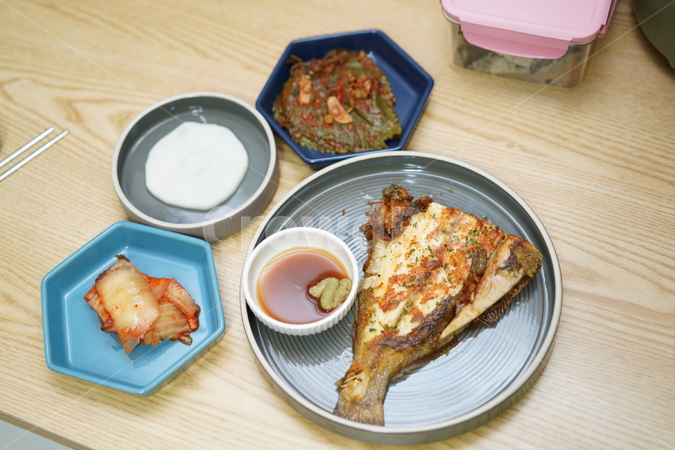 집밥,반찬,구이,생선,간장,먹거리,푸드,음식,한식,접시,식사,음식,식재료,요리,food,cook,meal,dishes,food reserves,수산물,해산물,fishery products,seafood,한식,한국음식,한국요리,korean food,korean dishes,korean meal,korean cook