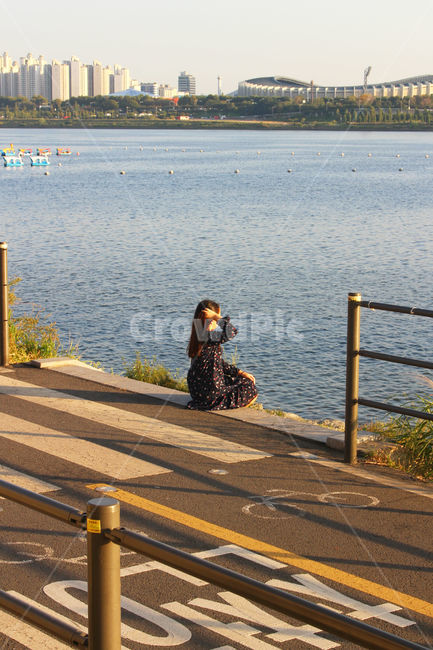 한강,사람,저녁,하늘,횡단보도,길,girl,sky,people,사람,인물,인간,human,person,여성,여자,woman,female,lady