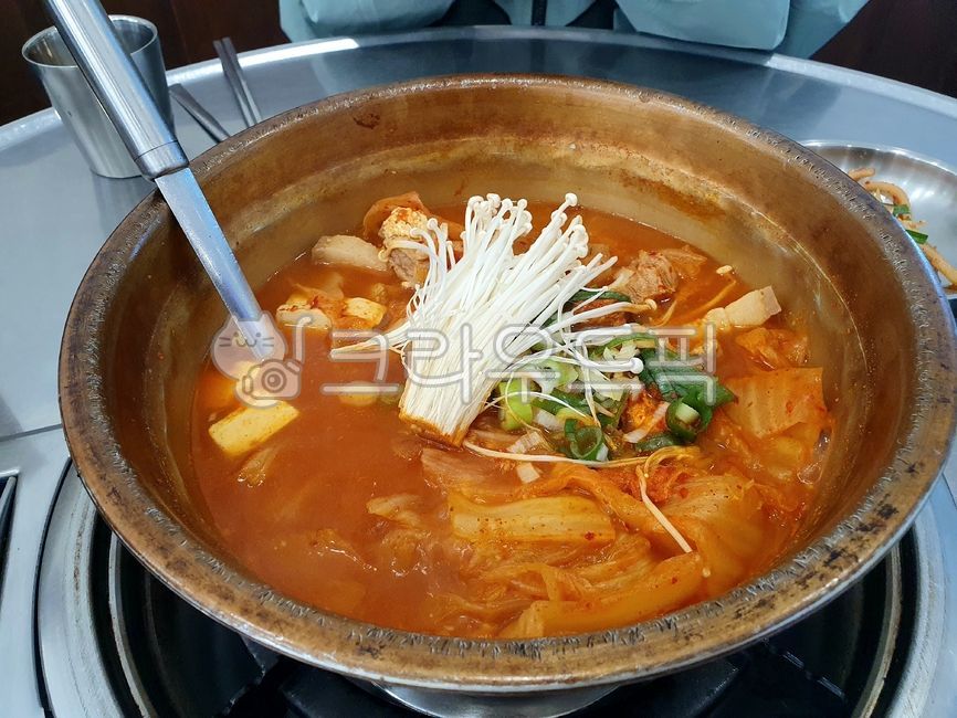 restaurant,spoon,kimchi soup,Enoki Mushroom,Yangpoon Kimchi Stew,mushroom,food