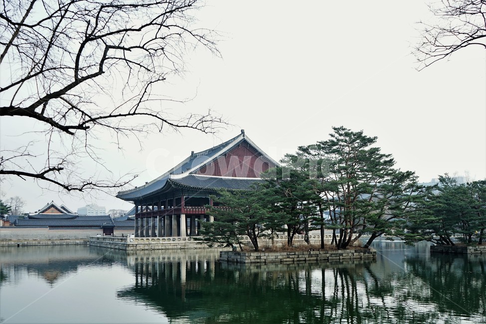 경회루,경복궁,물,반영,나무,기와,건축물,old,traditional,building,Korea,Chosun,조선시대,기와집,지붕,전통,한옥,패턴,옥상,배경,전통적인,한국의construction,한국전통,한국문화,koreantraditional,koreanculture,건물외관,exterior,structure,architecture,기와지붕,기둥,연못,소나무,연회,야간개장,조선,조선궁궐,누정,국보,팔작지붕,장대석,12지상,돌다리,계단,나무기둥,돌기둥,누각건물,큰규모,호화,간결,문화유적,한국건축물,호수,화강암,고궁,현판,전통양식,야간개방,배경사진,한국랜드마크,랜드마크,한국관광지,한국명소,한국전통,한국문화,korean traditional,korean culture,랜드마크,landmark,tourist attraction,한국랜드마크,한국관광지,한국명소,korea landmark,korea tourist attraction,건축물,건물외관,exterior,building,structure,architecture,construction