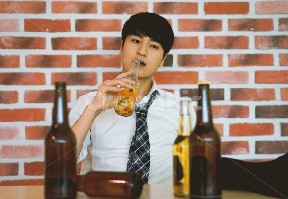 남성,남자,펍,맥주,비어,beer,술,음주,과음,맥주병,병맥주,알코올,직장인,회사원,사람,인물,인간,human,person,남성,남자,man,male,술,주류,alcohol,산업,industry,industrial,비즈니스,사업,business,service,work