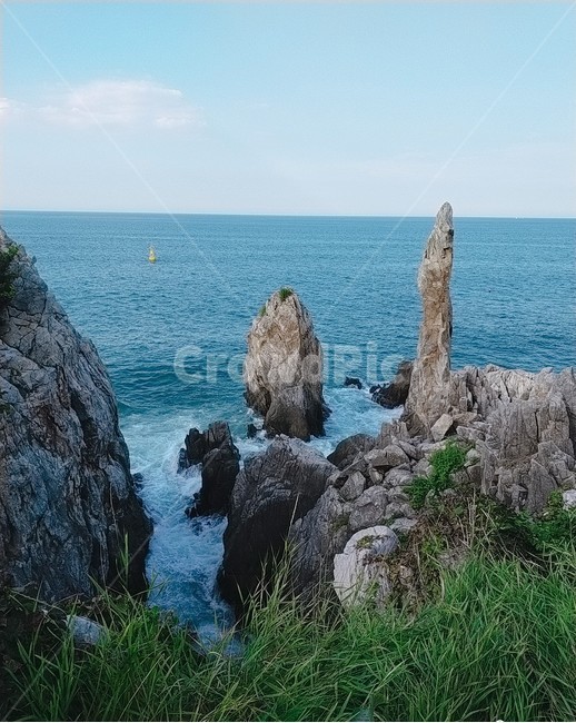 바위,하늘,바다,자연,파랑색,바닷가,피서,여름,여름바다,구름,파도,sky,sea,촛대바위,풀,초록색,잔디,절벽