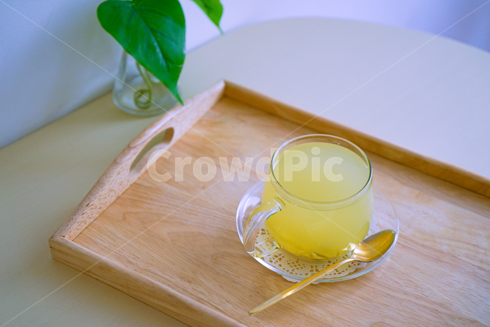 연출,컵,카페,차,티,tea,청귤,청귤차,유자차,유자,cup,귤,귤차,레몬,레몬차,인테리어,책상,테이블,창문,배경,cafe,table,햇살,분위기,화이트,cafetable,saucer,받침접시,pottery,소품,음료수,drink,beverage