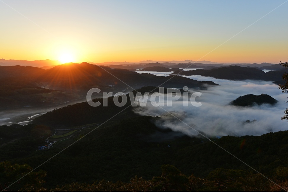 mountainrange,산맥,mountain,산,nature,자연,outdoors,옥외,weather,날씨,light,빛,flare,플레어,sunlight,햇빛,경치,경관,풍경,운해,임실,국사봉,국사봉운해,아침,여명,일출,해돋이,자연,풍경,nature,landscape