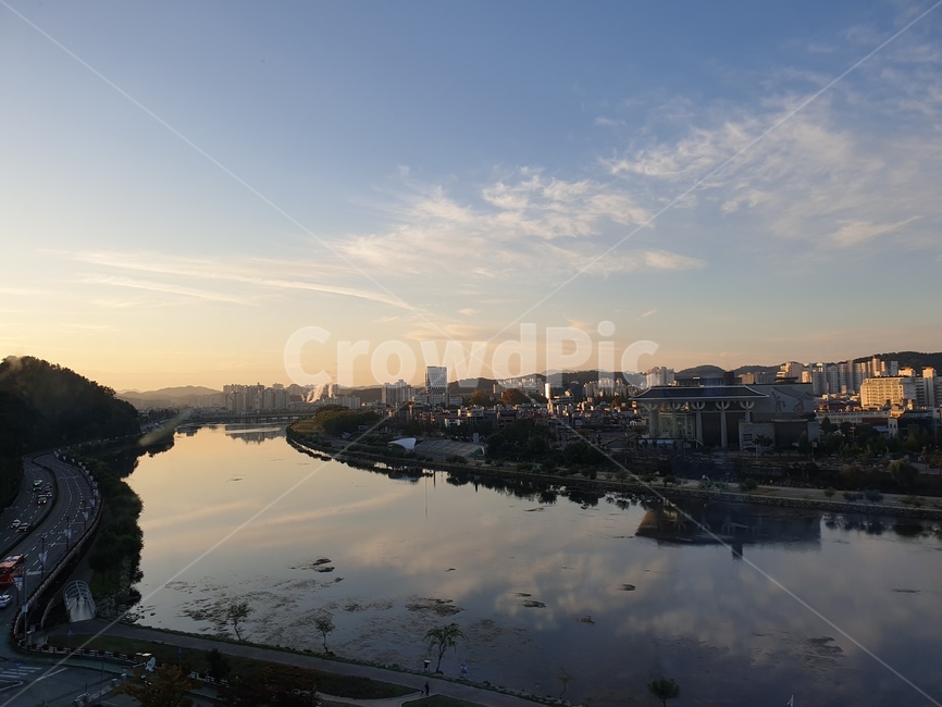 nature,자연,outdoors,옥외,landscape,경치,scenery,풍경,aerialview,조감도,진주풍경,남강풍경,진주남강,동방호텔,호텔동방,하늘,구름,해뜨기전
