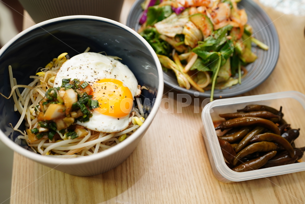 집밥,계란,후라이,콩나물밥,야채,식사,먹거리,음식,한식,식기,그릇,나물,무침,한식,한국음식,한국요리,korean food,korean dishes,korean meal,korean cook