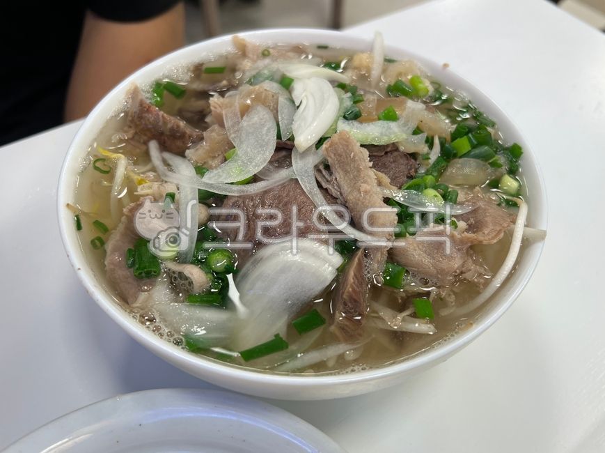 Thai food,rice noodles,plate,bowl,food,meal,dish,Vietnamese food