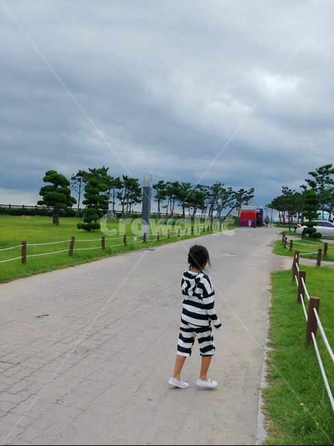 하늘,강원도,망상,산책로,아이,여자아이,산책,먹구름,감성,여유