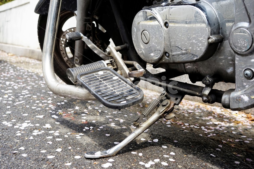 오토바이,모터사이클,페달,엔진,발받침대,2기통,수냉식,질주,경주,motorcycle,motorbike,running,speed,2cycleengine