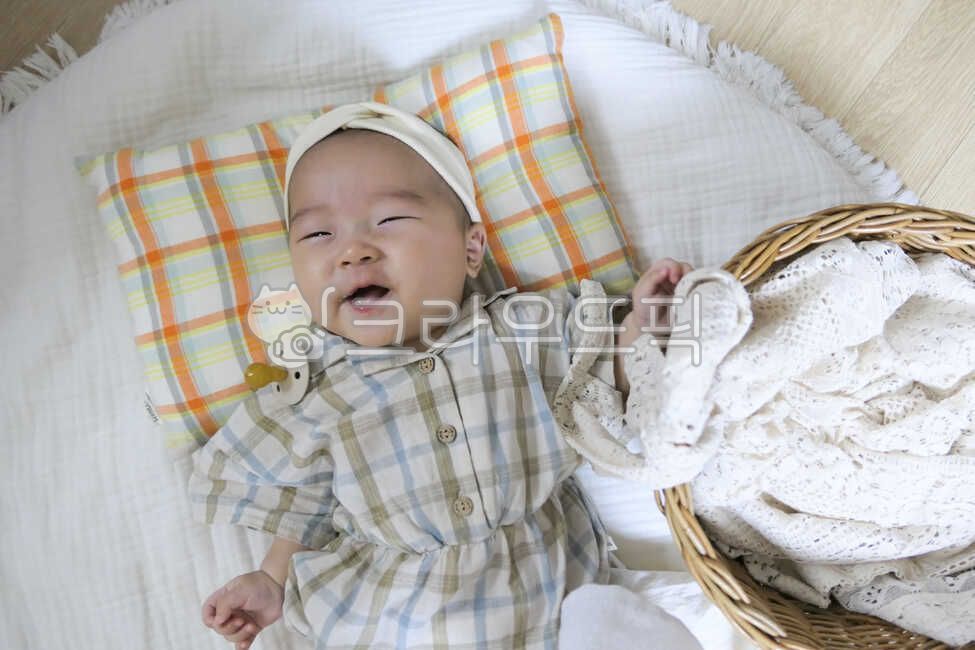 small,basket,rug,young,0 years old,held,rattan basket,innocent,mothers arms,infant,cute,one year old,Asian,life,son,white,angelic,human,parenting,Korea,nose,lovely,precious,Eyes,Oriental,check pattern,Korean,newborn,1 year old,lifestyle,face,mouth,hair ba